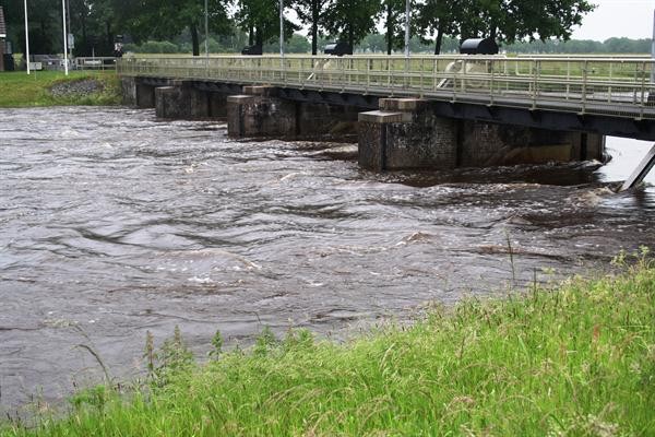 Hoog waterpeil en sterke stroming Vecht